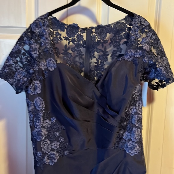 🔥NEW La Femme Applique V Neck Trumpet Dress navy size 10 - Picture 5 of 8